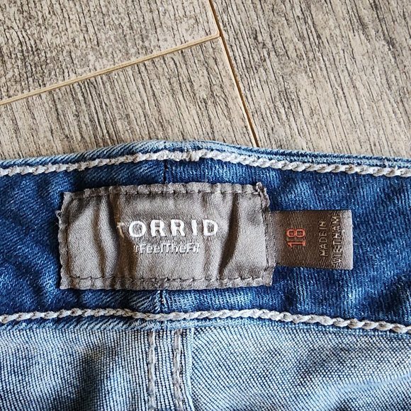 Torrid Midrise Denim Shorts with Skull & Tropical Print Size 18 - Picture 8 of 8
